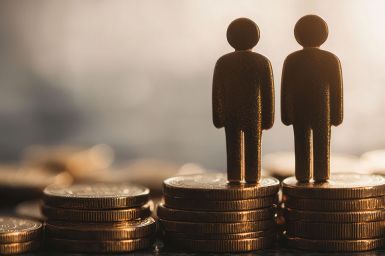 Foto: Figuren auf Münzstapel